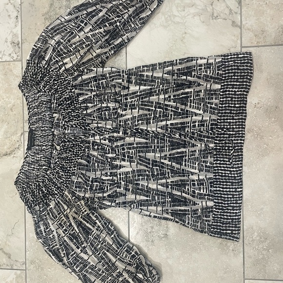 BCBGMaxAzria 10% Silk Boho Peasant Top Smocked Tie Waist Size XS EUC Fits Small - Picture 3 of 13